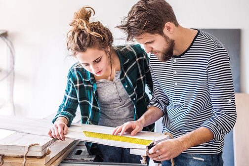 Mann und Frau in Werkstatt ihres kleinen Tischler-Utnernehmens