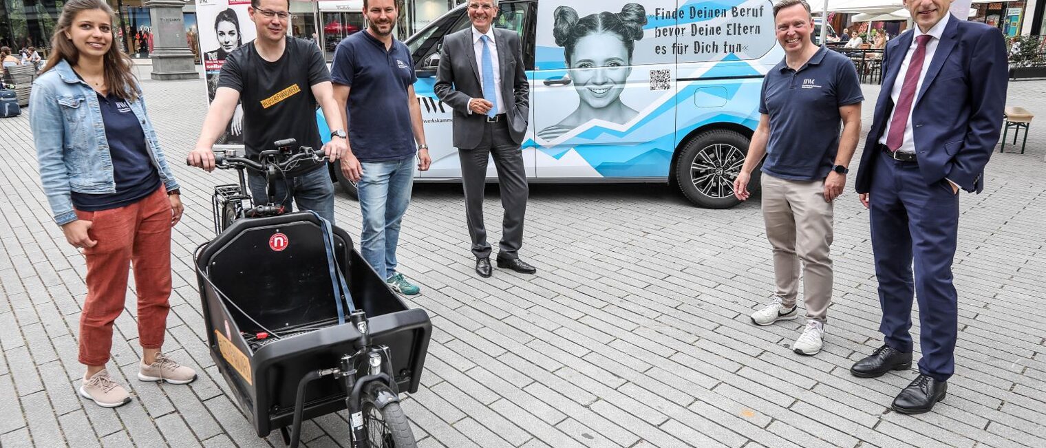 Beraterinnen und Berater bei der Aktion "Nächster Halt Ausbildung" auf dem Schadowplatz in Düsseldorf.