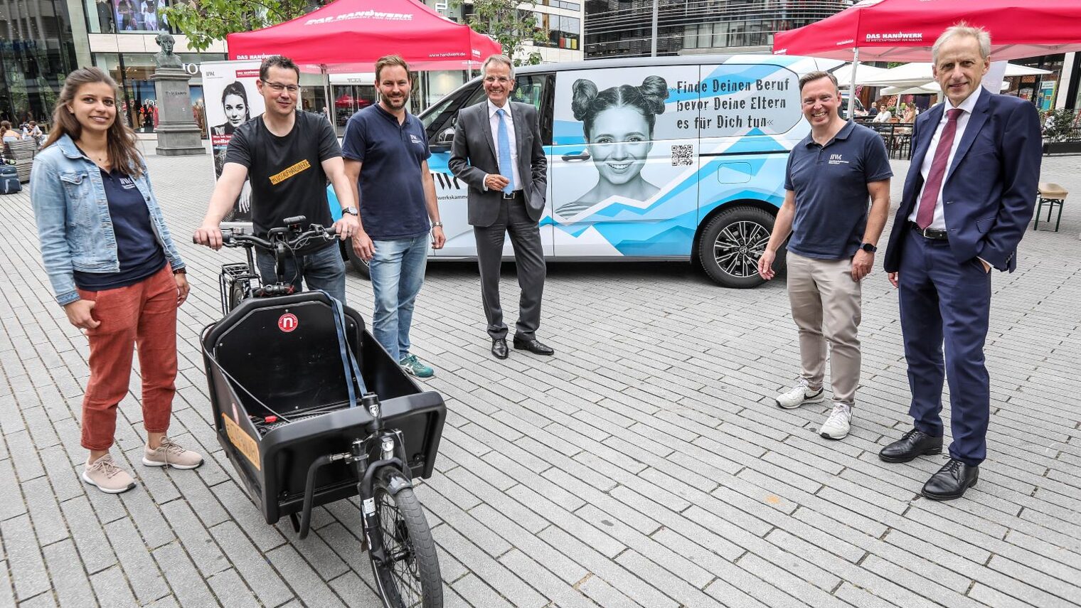 Beraterinnen und Berater bei der Aktion "Nächster Halt Ausbildung" auf dem Schadowplatz in Düsseldorf.