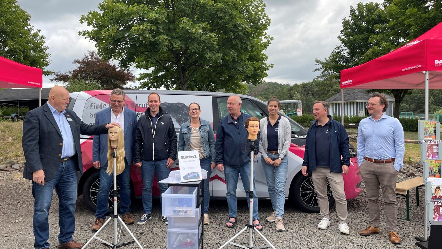 Das Beraterteam der Ferienaktion "Nächster Halt Ausbildung" an ihrem Aktionsstand.