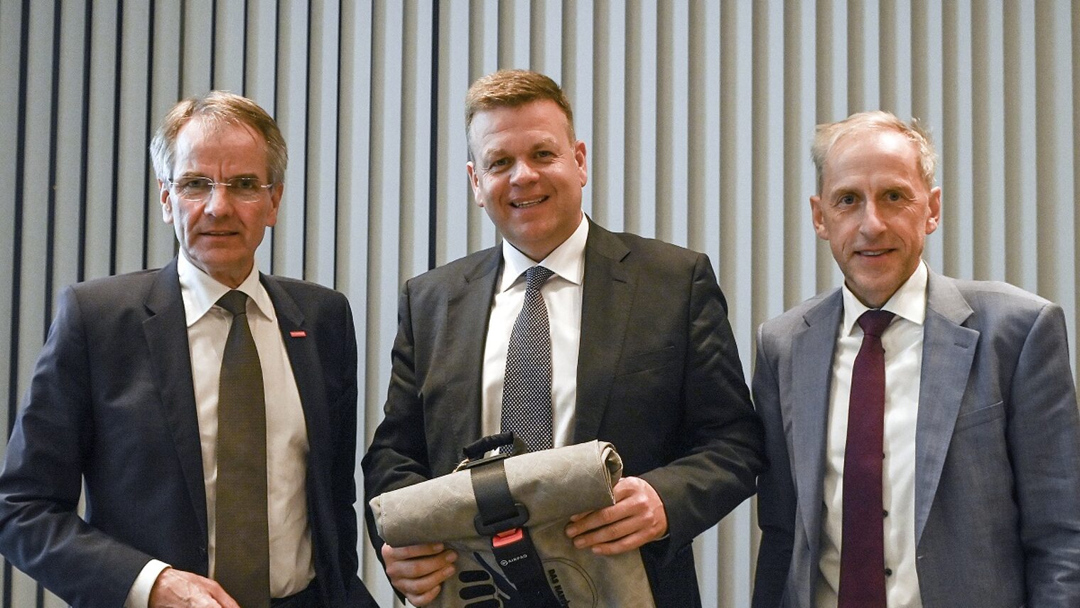 (v. l.): Präsident Andreas Ehlert, Staatssekretär Matthias Heidmeier und Hauptgeschäftsführer Dr. Axel Fuhrmann