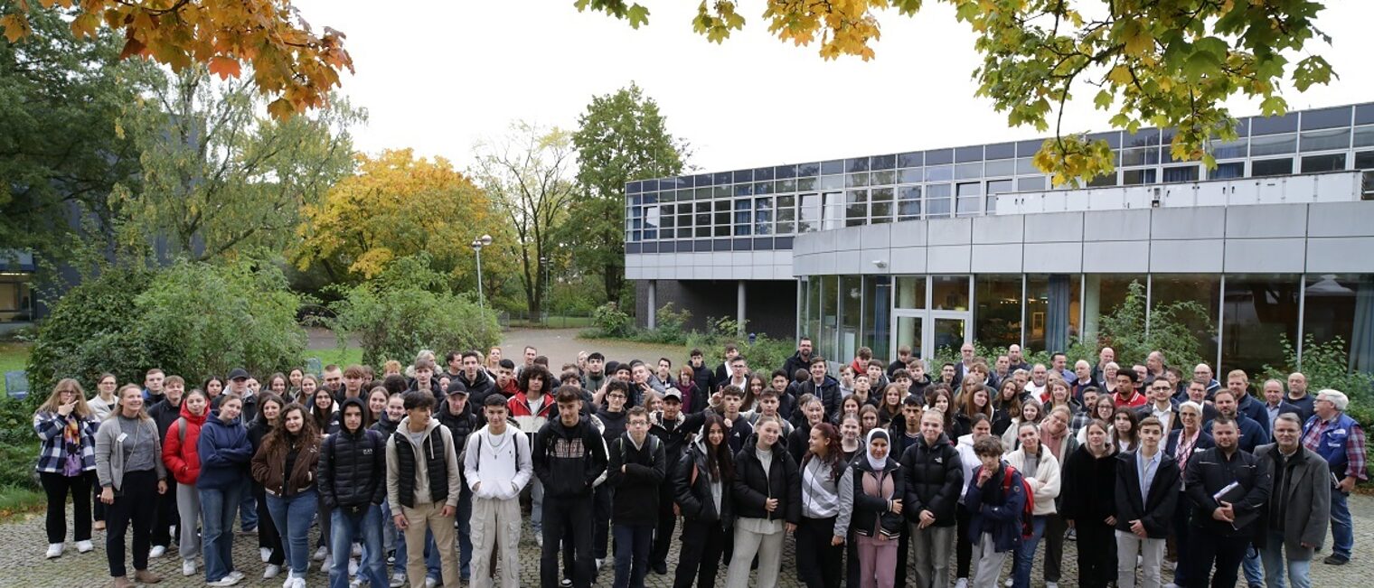 Handwerk-Infotag an der Unesco-Gesamtschule in Kamp-Lintfort Gruppenfoto aller Teilnehmenden