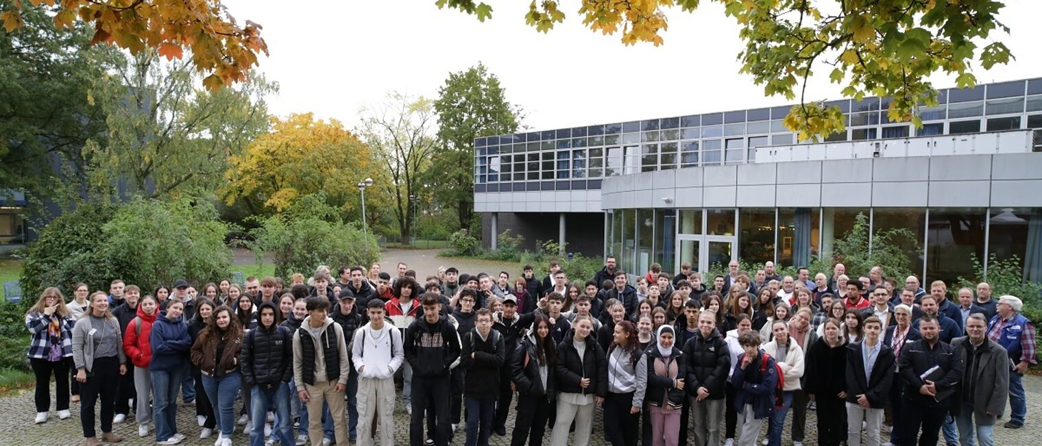 Gruppenfoto aller Teilnehmenden