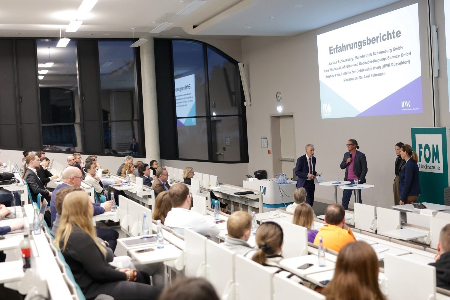 Hörsaal der Hochschule FOM mit Gästen und Rednern.