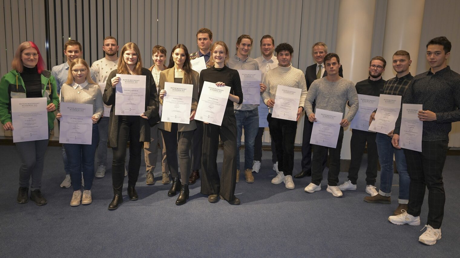 Gruppenbild mit den Landessiegerinnen und Landessiegern, die ihren Urkunden in den Händen halten.