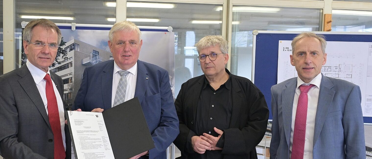 (v. l.): Kammerpräsident Ehlert, Arbeitsminister Karl-Josef Laumann, Architekt Riecks und HGF Dr. Axel Fuhrmann