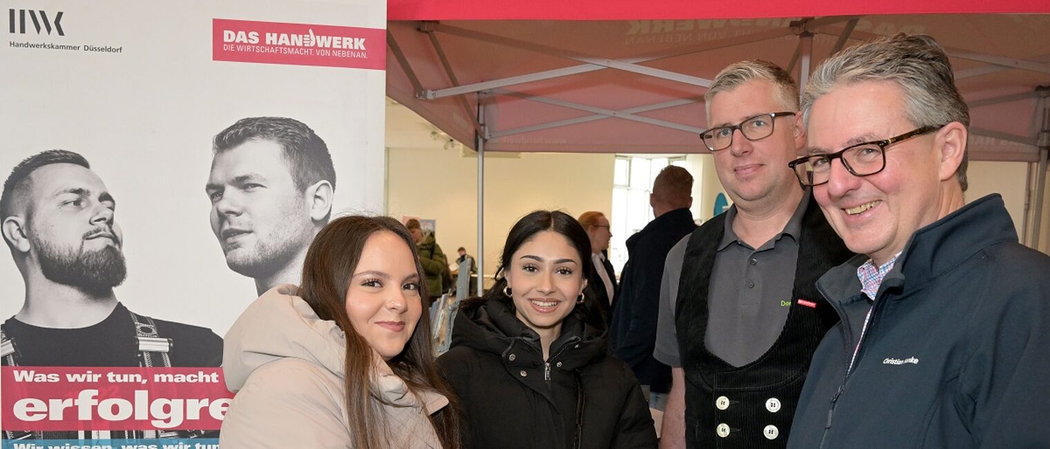 (v.l.) Joyce Vdovic, Ariana Zulfi, Daniel Benders und Kammer-Geschäftsführer Dr. Christian Henke