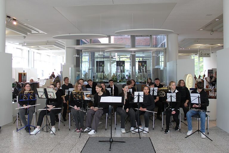 Bläserklasse der Georg-Schulhoff-Realschule im Foyer der Handwerkskammer kurz vor Konzertbeginn