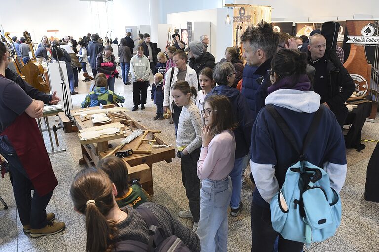 Besucher beim Tag des Musikinstrumentenbaus in der Handwerkskammer Düsseldorf
