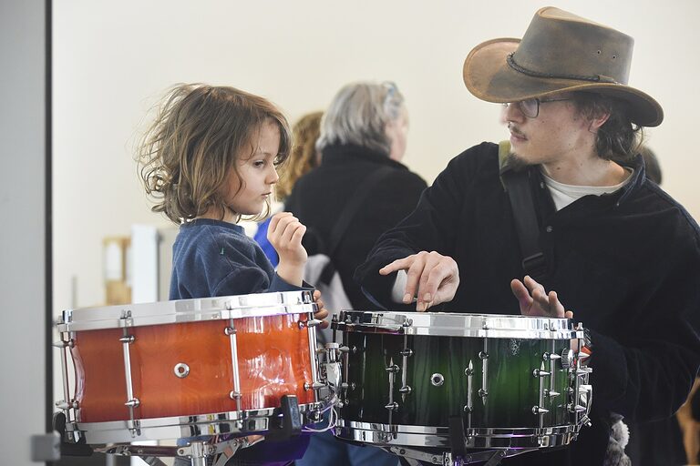 Vater und Tochter beim gemeinsamen Trommeln auf dem Schlagzeug