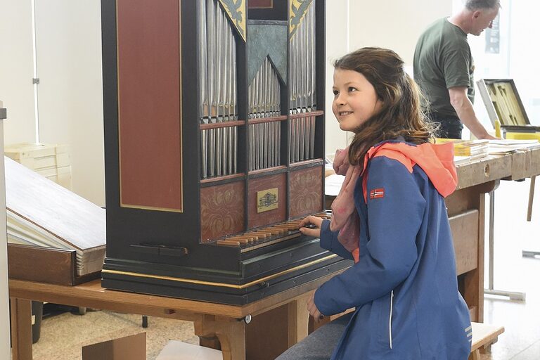 Mädchen probiert Orgel aus