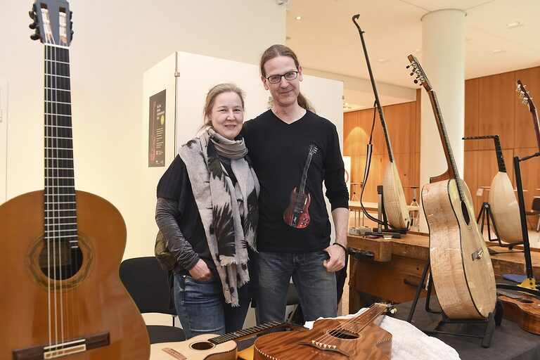 Gitarrenbauer Thorsten Lietz mit seiner Frau