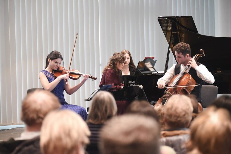 Anna Lemmer (Geige), Anastasia Galenina (Klavier) und Sam Luca (Cello) beim Konzert