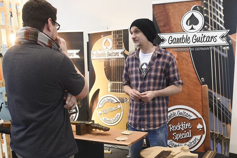 Am Stand von Gitarrenbauer Sascha Proske (Gamble Guitars)