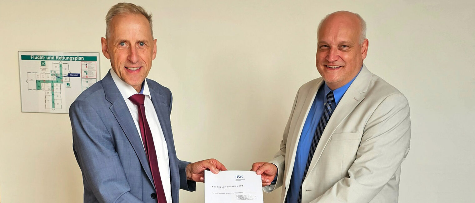 (v. l.): Hauptgeschäftsführer Dr. Axel Fuhrmann und Markus Berghausen nach der Verleihung der Bestellungsurkunde Dr. Axel Fuhrmann und Makus Berghausen halten die Vereidigungsurkunde in die Kamera.