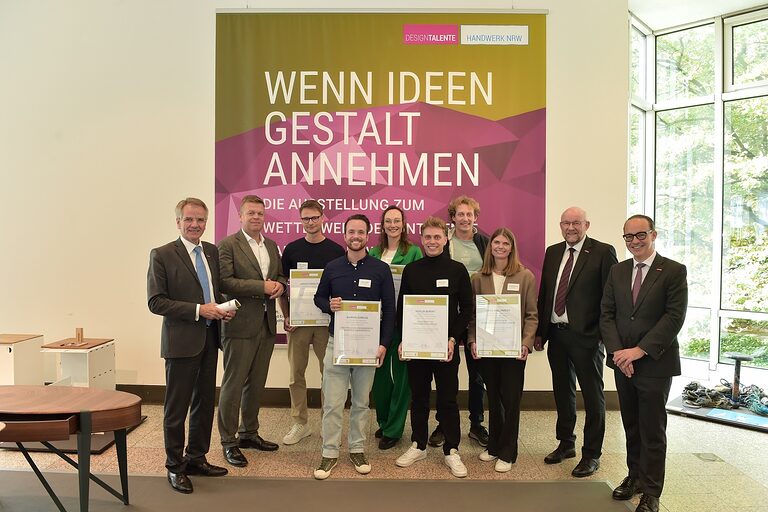 Gruppenfoto mit den Preisträgerinnen und Preisträgern des Wettbewerbs "DesignTalente" in der Handwerkskammer Düsseldorf