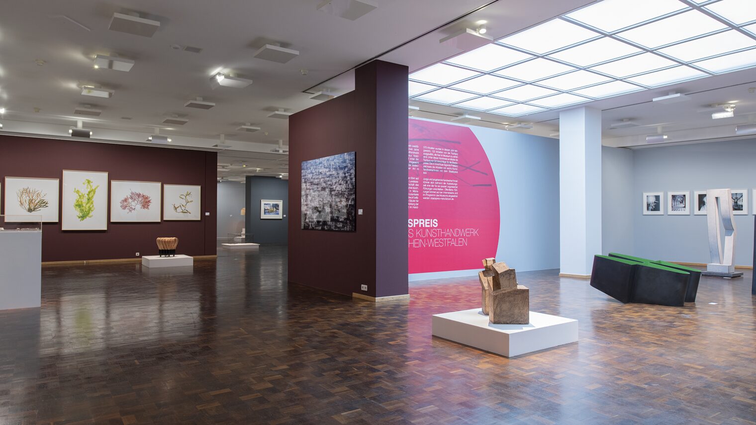 Blick in die Ausstellung MANUFACTUM im Museum für Kunst und Kulturgeschichte in Dortmund im Jahr 2021