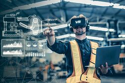 Mann mit VR-Brille in einem modernen Lagerbetrieb