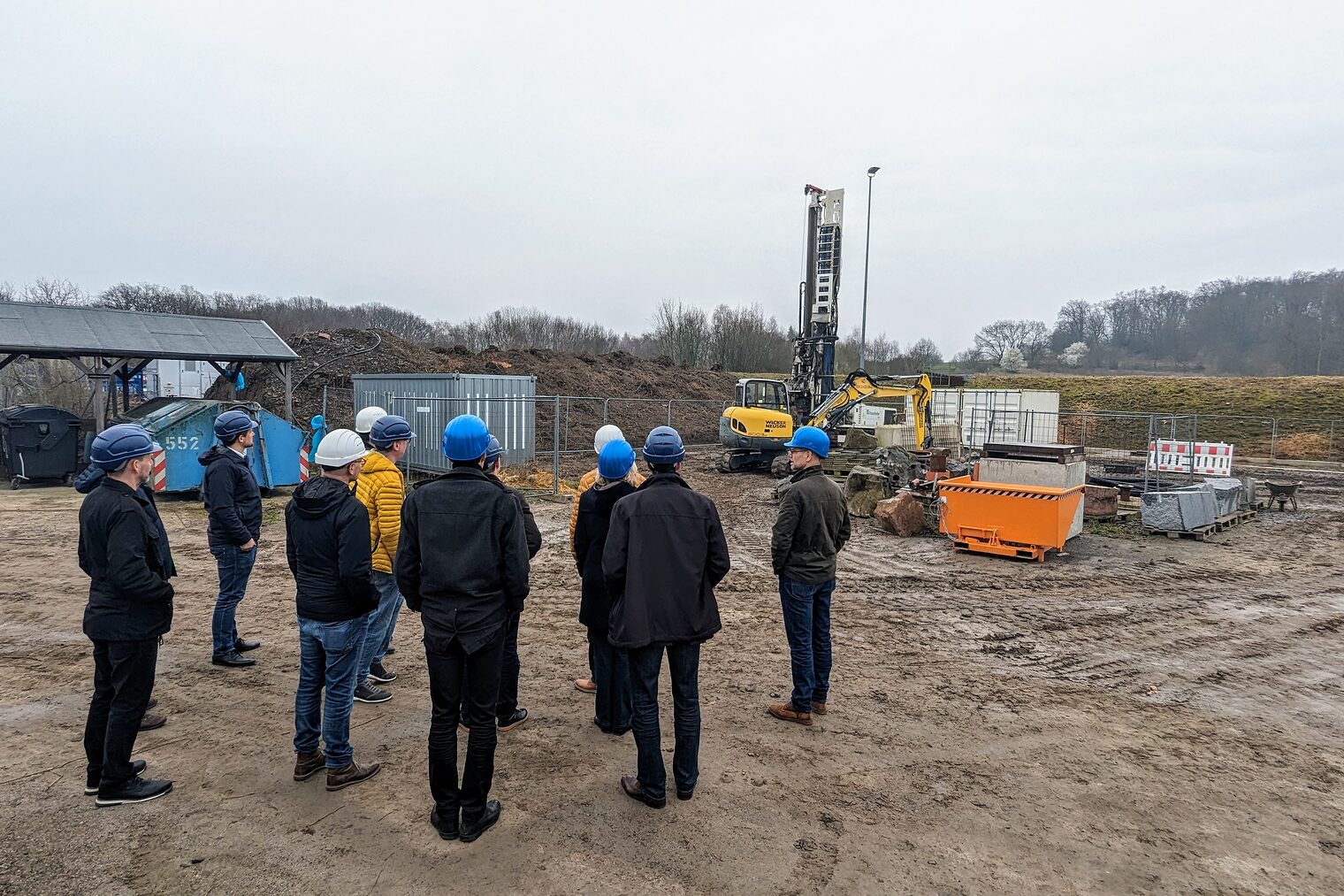 Internationales Geothermiezentrum (GZB) in Bochum Besuchergruppe mit Geothermiebohrung im Hintergrund