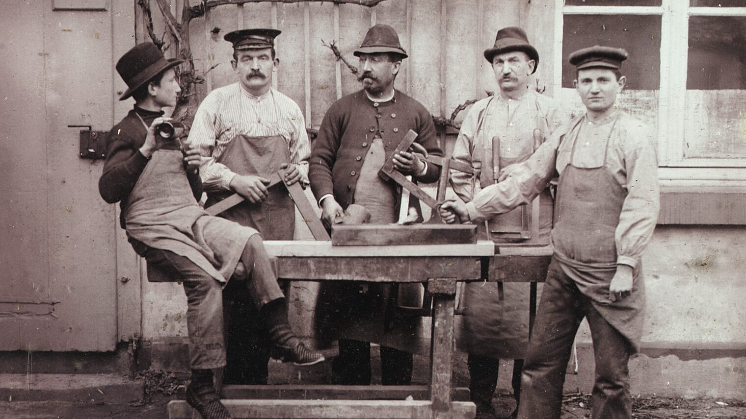 Schreinermeister Caspar Kreuer und Mitarbeiter an einer Werkbank in Monheim am Rhein, 1902