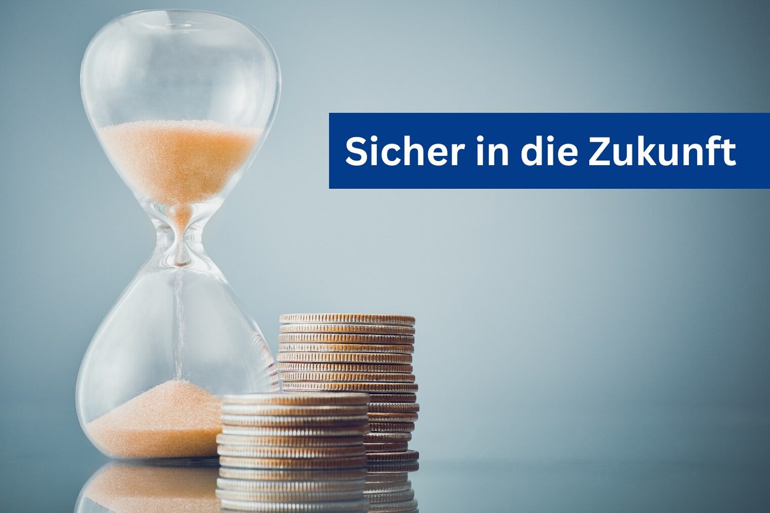 Sanduhr mit Geldmünzen davor und Text "Sicher in die Zukunft"