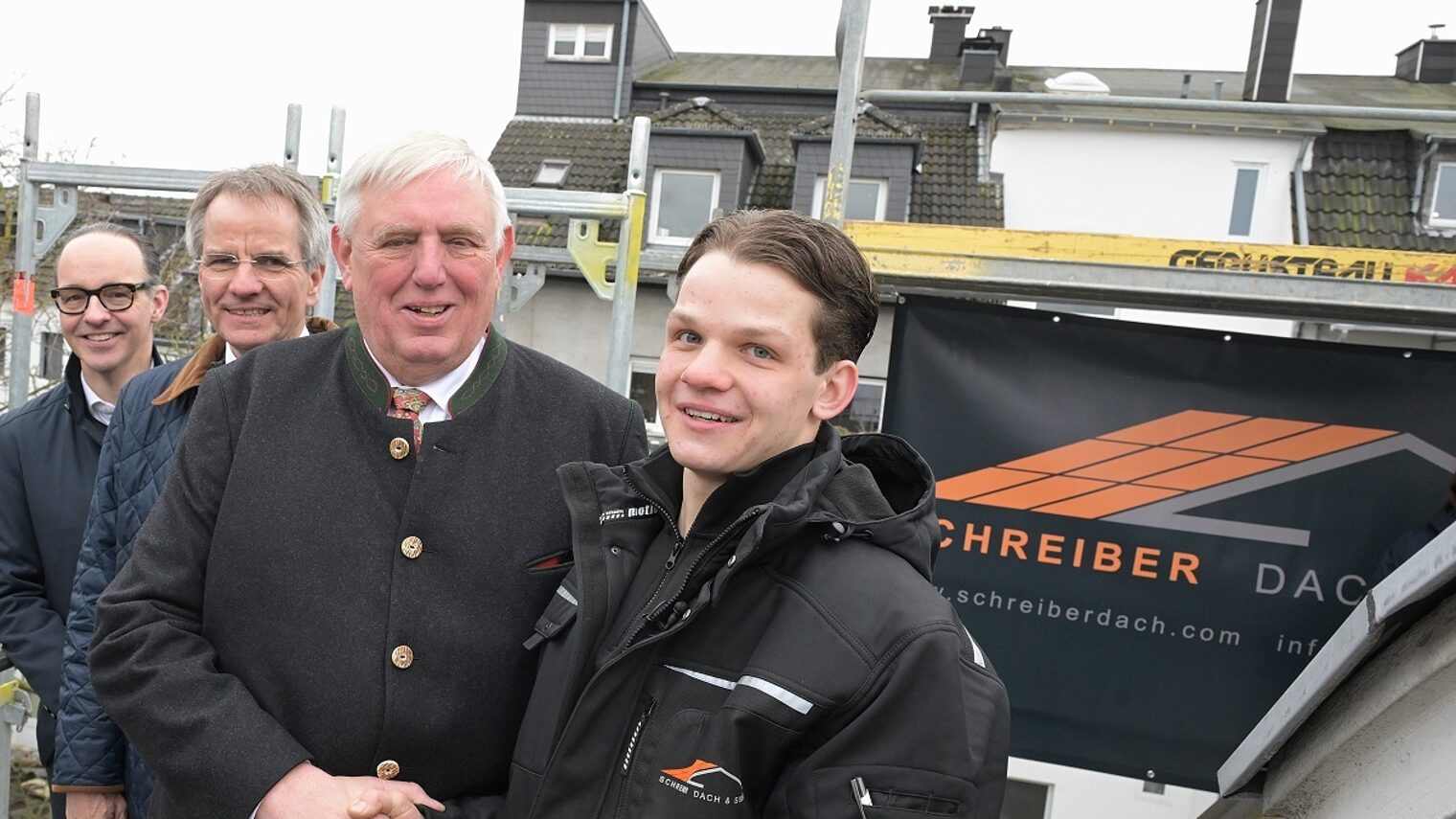 Minister Karl-Josef Laumann und Jungunternehmer Anton Schreiber posieren gemeinsam Handwerksvertretern.