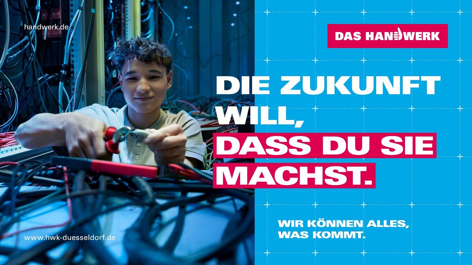 Ein junger Elektroniker arbeitet mit Kabeln in einem Serverraum. Text: Die Zukunft will, dass du sie machst.