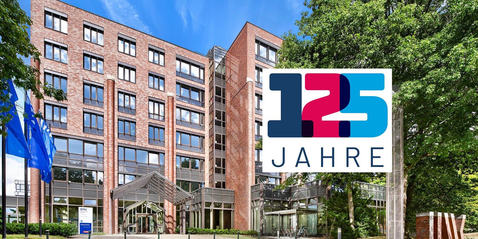 Eingang des Gebäudes A der Handwerkskammer Düsseldorf mit Logo und Text 125 Jahre