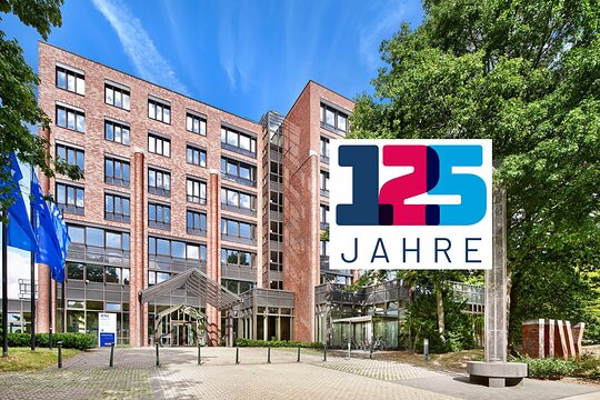 Eingang des Gebäudes A der Handwerkskammer Düsseldorf mit Logo und Text 125 Jahre