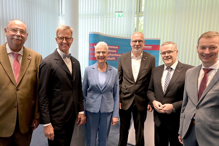 Gruppenbild im Saal der Handwerkskammer vor Beginn einer Podiumsdiskussion