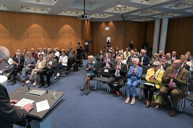 BDBI-Vorsitzender Maik Beckmann eröffnet die Veranstaltung vor Saalpublikum