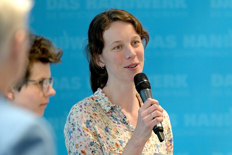 Buchbindermeisterin Katrin Böttcher mit Mikrofon