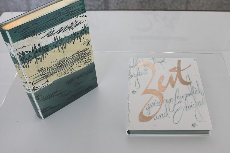 2 Bucheinbände aus der Ausstellung "Die schöne Hülle" in der HWK Düsseldorf (Meister der Einbandkunst)