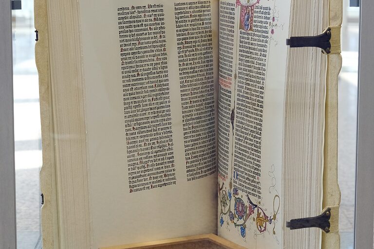 Faksimile einer amerikanischen Gutenberg-Bibel aus dem Buchbinder-Museum in Mainz