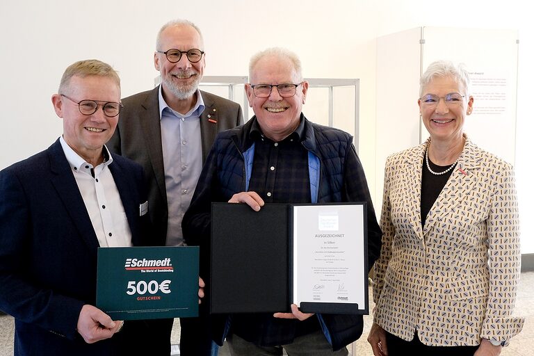 Verleihung des Hardcover Awards in Silber an die Firma Lappe in Neuss bei der Ausstellungseröffnung