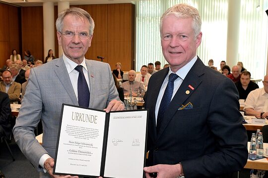 Präsident Andreas Ehlert und Generalsekretär Holger Schwannecke zeigen eine Ehren-Urkunde.