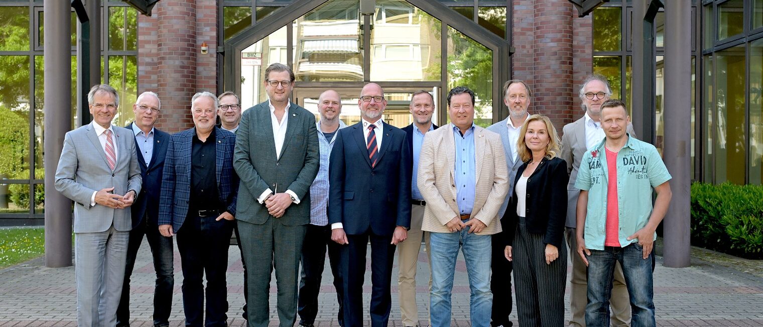 Gruppenbild mit Präsident Andreas Ehlert und 12 neu gewählten Obermeistern aus dem Kammerbezirk