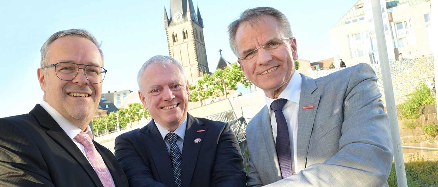 Präsident Dittrich, Joel Fourny (CMA France) und Präsident Ehlert posieren für ein Pressefoto. 