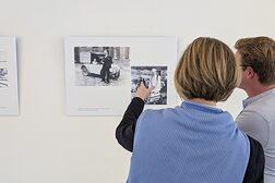 Zwei Betrachter vor Bildern der Ausstellung 125 Jahre Handwerkskammer Düsseldorf