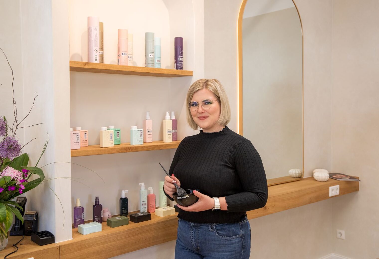 Tomke Zilles in ihrem Salon auf Norderney. In der Hand hält sie einen Färbepinsel und eine Färbeschale.