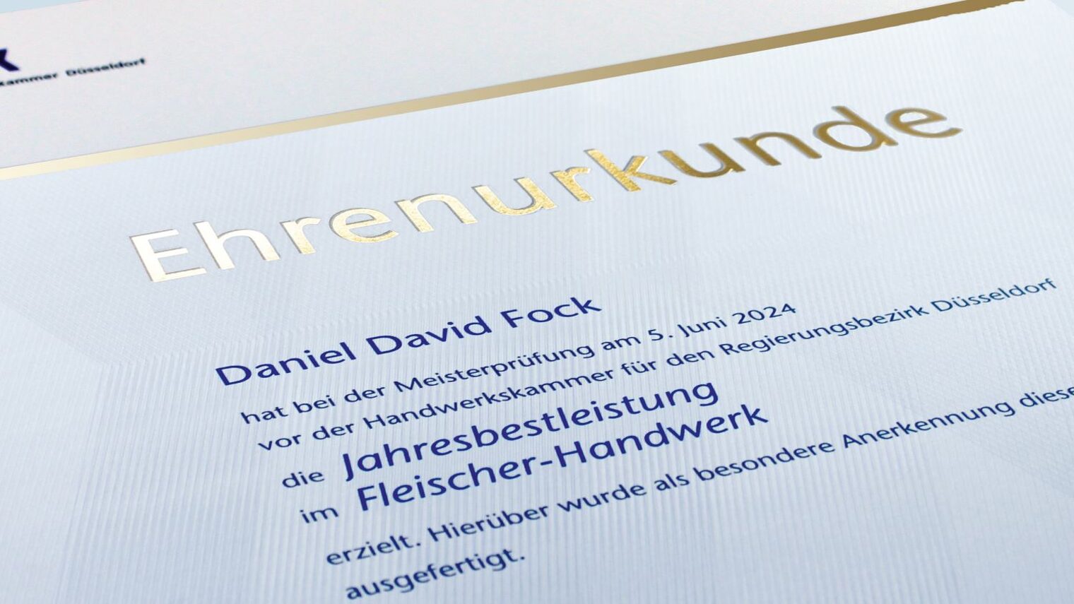 Nahaufnahme der Ehrenurkunde von Daniel Fock