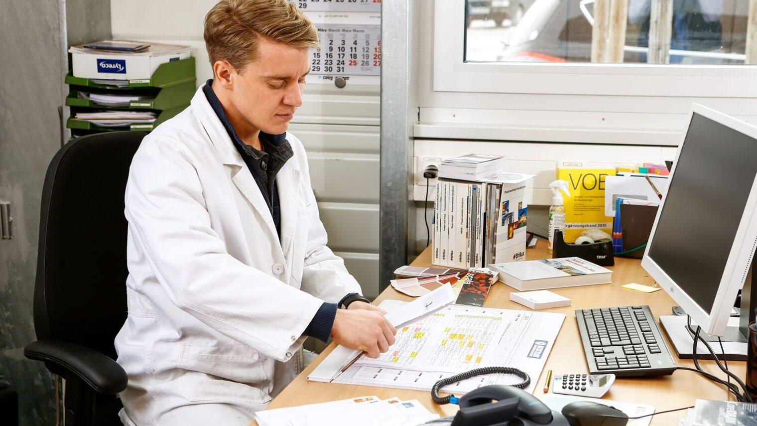 Ein Unternehmer an seinem Schreibtisch öffnet und prüft die Eingangspost