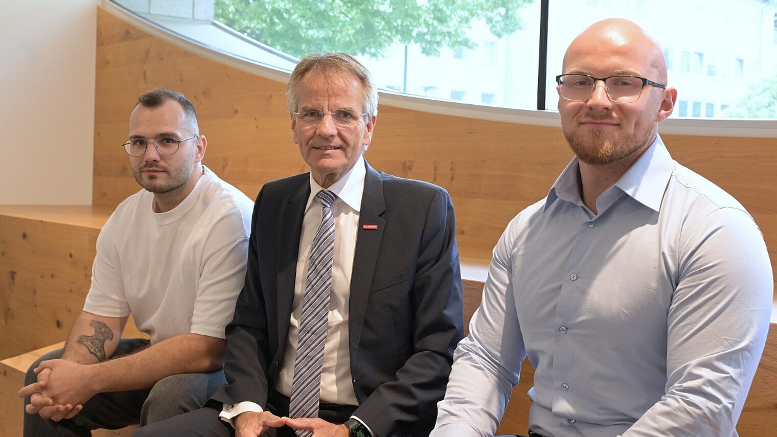 (v. l.): Jahresbestmeister Manuel Weidler, Kammerpräsident Andreas Ehlert und Jahresbestmeister Florian Zylka