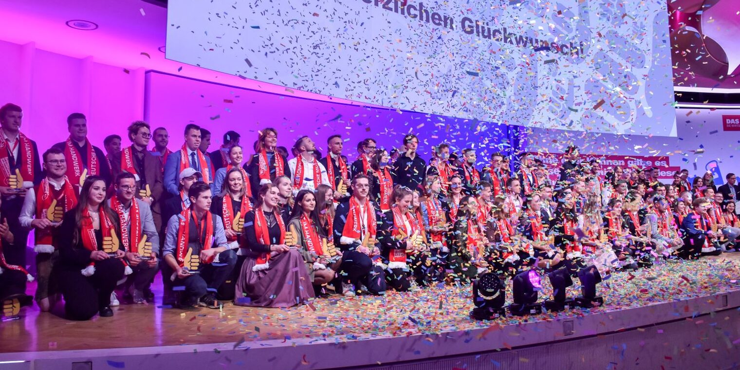 Die Siegerinnen und Sieger des Wettbewerb auf der Bühne im Konfettiregen