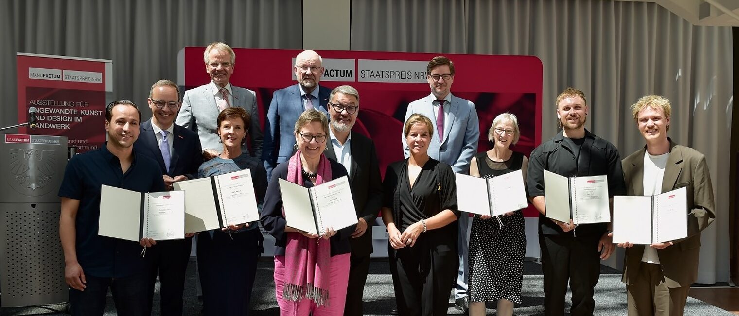 Gruppenbild der Preisträgerinnen und Preisträger des Staatspreises Manufactum im Dortmunder Rathaus