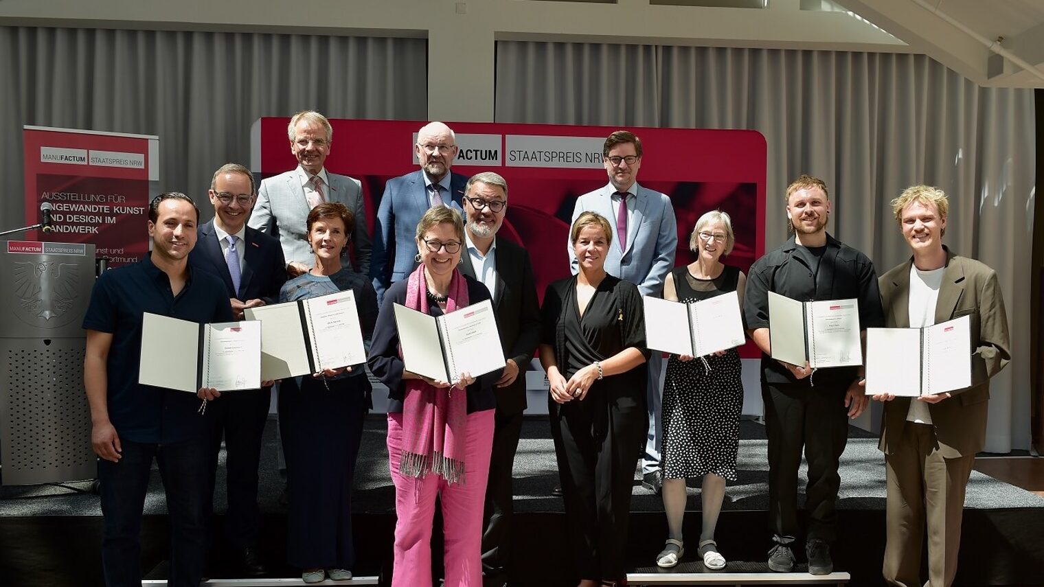 Gruppenbild der Preisträgerinnen und Preisträger des Staatspreises Manufactum im Dortmunder Rathaus