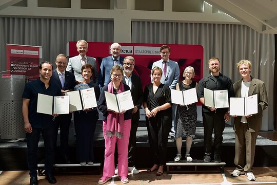 Gruppenbild der Preisträgerinnen und Preisträger des Staatspreises Manufactum im Dortmunder Rathaus