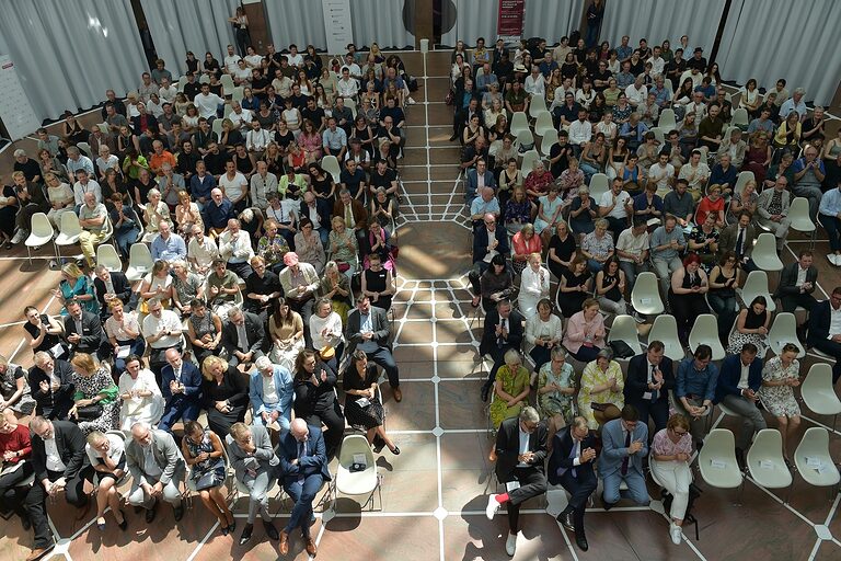 Publikum bei der Preisverleihung des Staatspreises Manufactum im Dortmunder Rathaus im Juni 2025, von oben fotografiert
