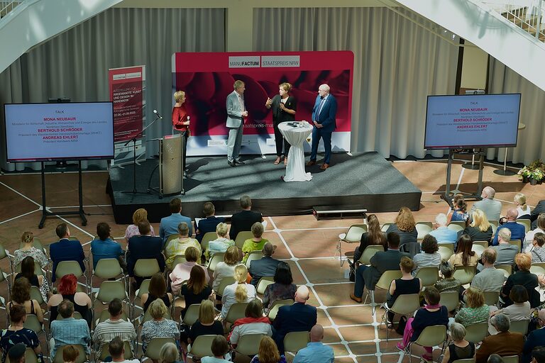 Preisverleihung Manufactum 2025: Talk mit Ministerin Mona Neubaur, Andreas Ehlert, Präsident Handwerk.NRW und Berthold Schröder, Präsident WHKT