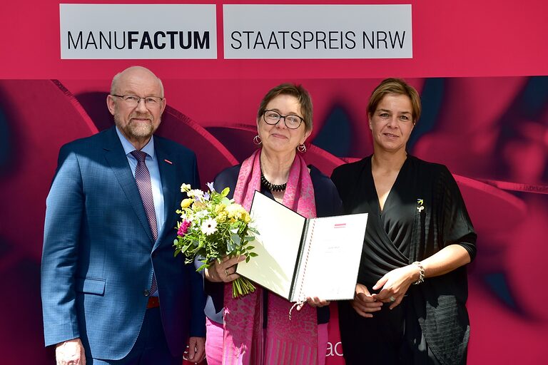Preisträgerin Gabi Mett mit Urkunde